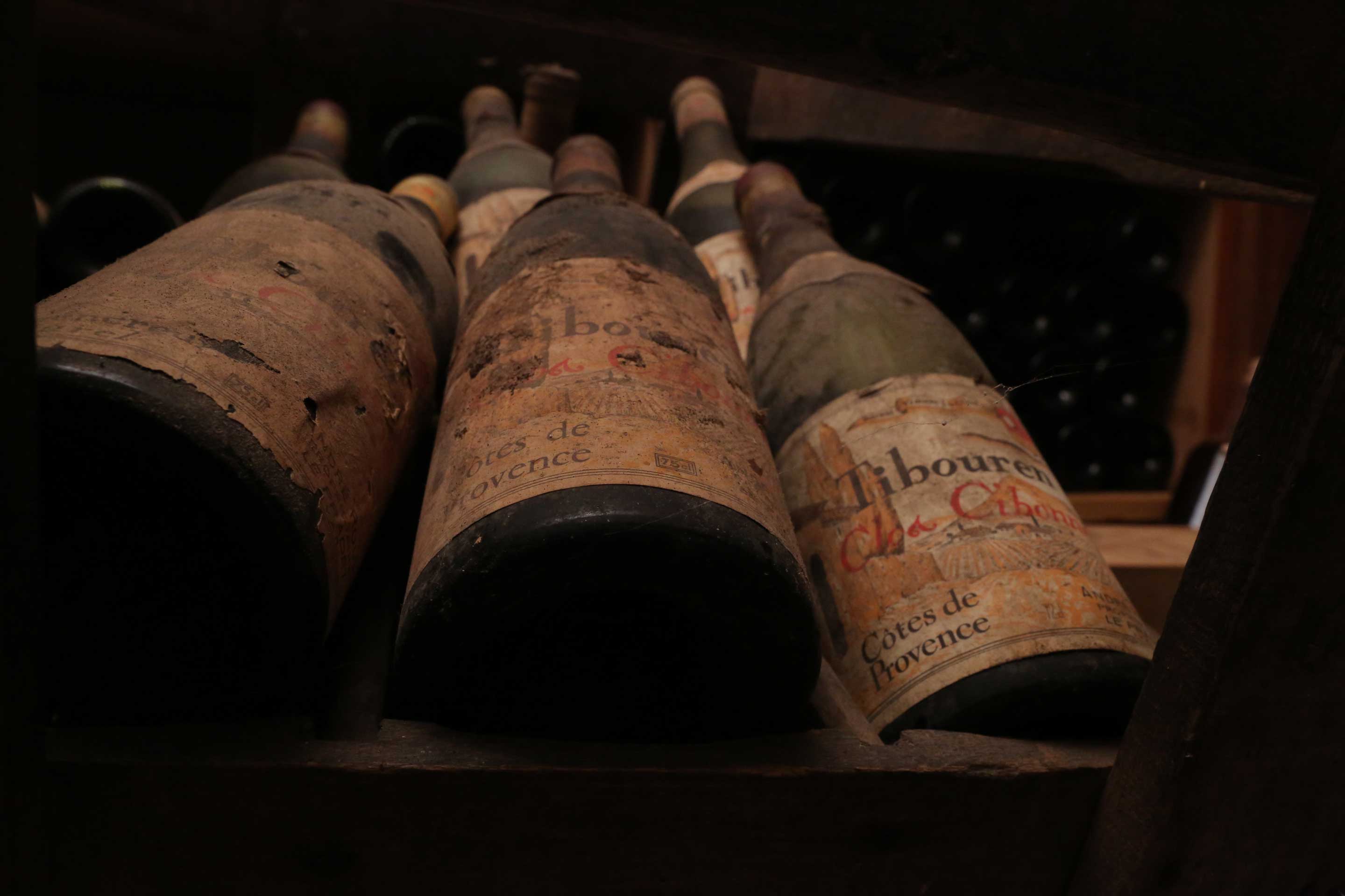 Les vins vieux rares sont également précieux comme les oeuvres d’arts.